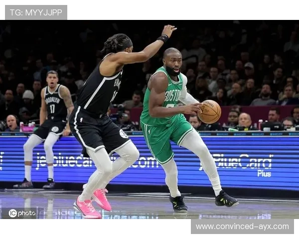 凯尔特人迎战强敌，紧张激烈的比赛最终定格在惊险比分上